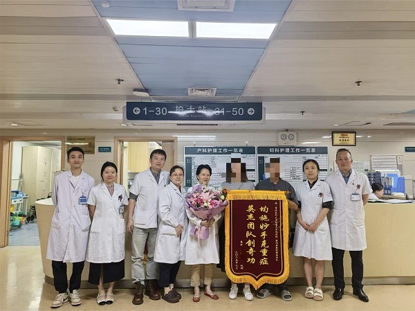患者家屬為醫護團隊送上錦旗。重醫附屬大學城醫院供圖