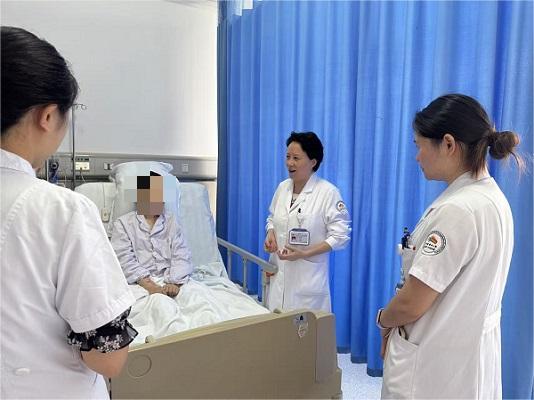 唐均英團隊查看患者術后情況。重醫附屬大學城醫院供圖