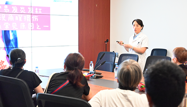 劉健娣向干眼患者科普干眼防護知識。重慶南坪愛爾眼科醫院供圖