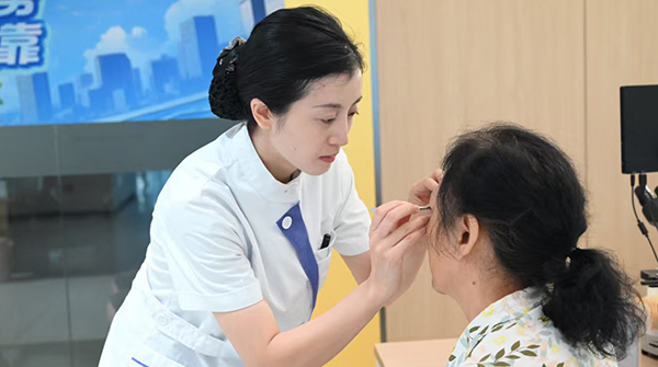 眼部螨蟲檢查。重慶南坪愛爾眼科醫院供圖