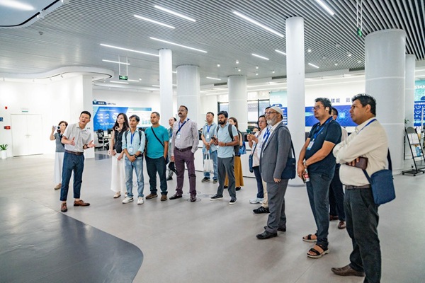 外賓們參觀無人機數據中心。國網重慶永川供電公司供圖