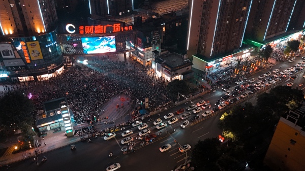 假期的重點商圈人流如織。合陽城街道供圖