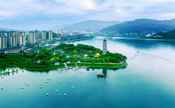 湖光塔影，醉美風光。開州區融媒體中心供圖