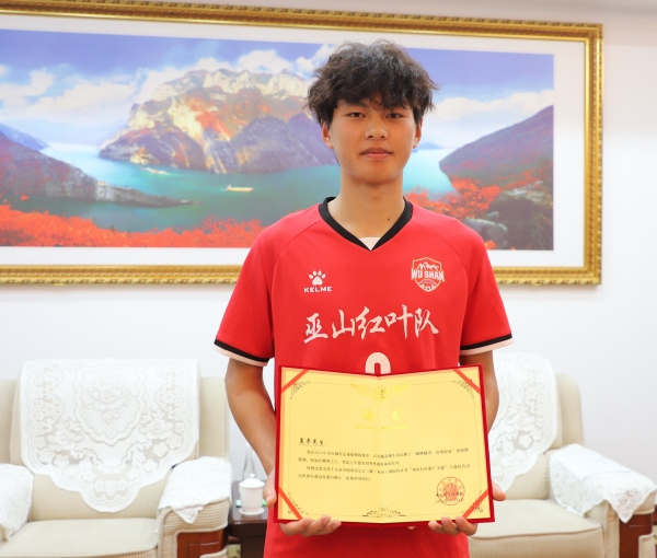 巫山足球小將夏奇受聘為“巫山紅葉推廣大使”。曾露攝