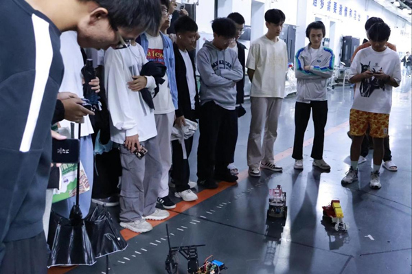 新生參觀學院實踐基地。重慶理工大學供圖