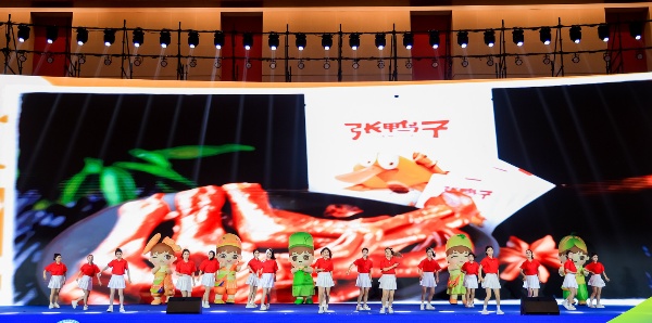 梁平鹵烤鴨為火鍋增色添香。黃亞輝攝