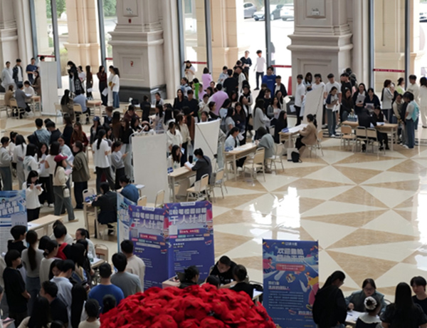 招聘會現場。譚啟進攝