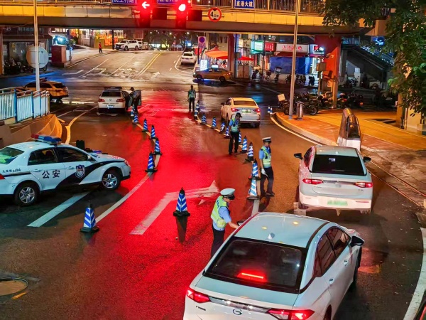 夜間查酒駕現場。重慶市公安局交巡警總隊供圖