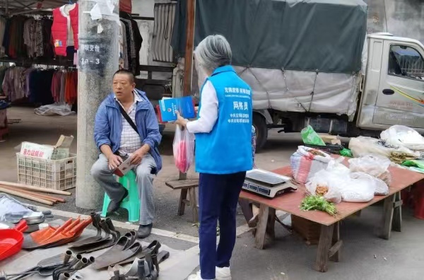 網格員宣傳防汛救災知識。桑坪鎮供圖