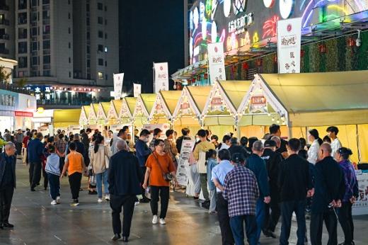 市民駐足參與中醫藥文化集市。鄒樂攝