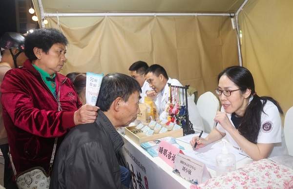 市民現場咨詢睡眠問題。曾英豪攝