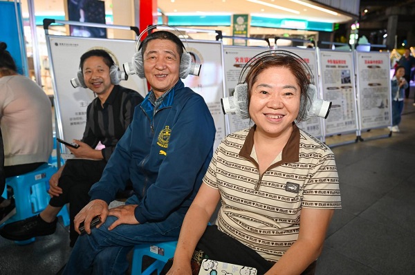 市民體驗耳灸。鄒樂攝