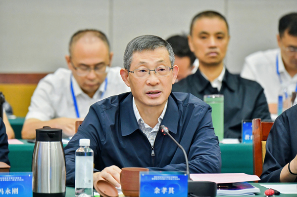 四川省委教育工委書記，教育廳黨組書記、廳長余孝其講話。主辦方供圖