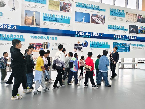 孩子們仔細聆聽講解?；顒又鬓k方供圖