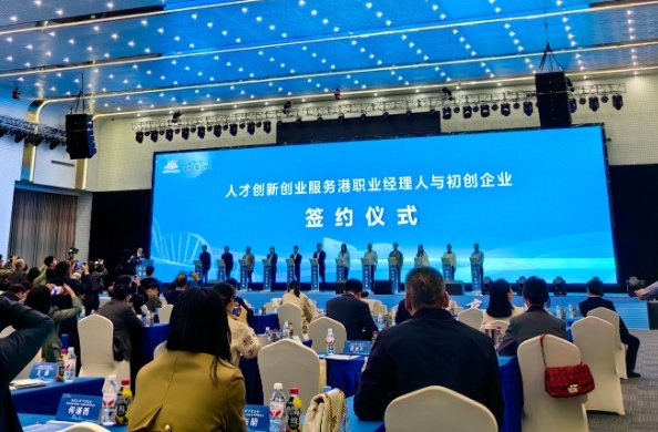 現場簽約。任峰攝