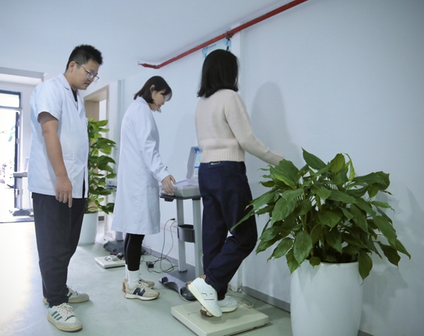 市民體驗閉眼單腳站測試。唐文蕤攝