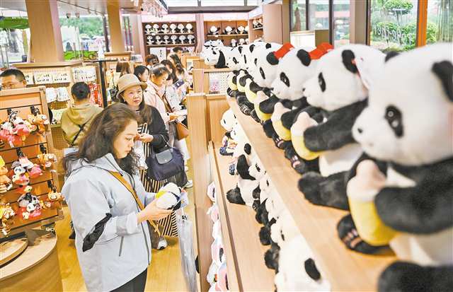 十月二十日，重慶動物園，游客在“蟲動市集”選購文創產品。記者 張錦輝 攝\視覺重慶