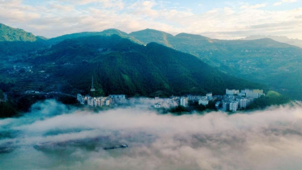 云陽縣龍洞鎮全貌。方劍攝