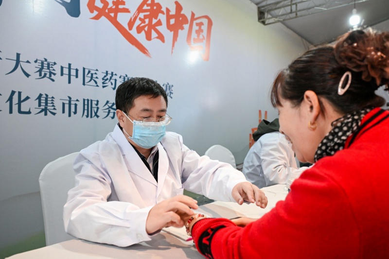 在健康義診區，中醫專家為市民看診。主辦方供圖