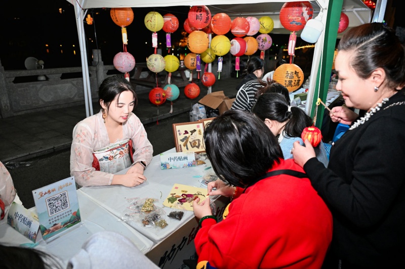市民體驗中藥貼畫。主辦方供圖