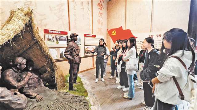 綦江區石壕鎮，游客參觀紅一軍團司令部舊址。 （受訪者供圖）