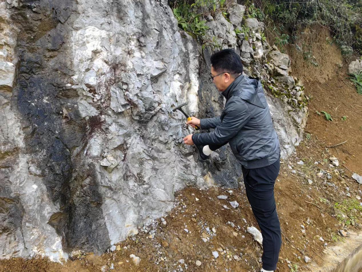 安勝余拿著錘子遍布豐都鄉鎮找礦石。受訪者供圖