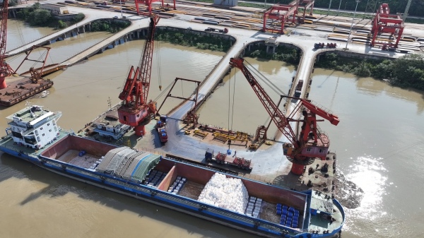 “千里輕舟”貨運班輪駛離長壽港重鋼碼頭。溫飚攝