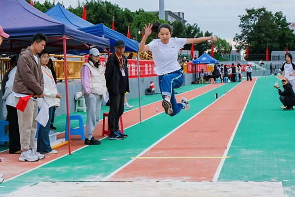 女子跳遠。西南政法大學供圖