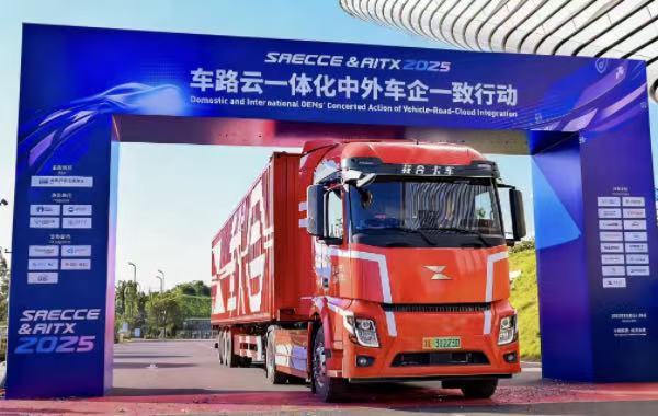 載合卡車攜智駕和車路協同最新成果亮相?；顒又鬓k方供圖