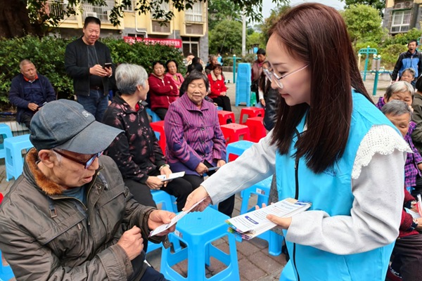 宣傳小隊進社區開展政策宣傳。渝北區人力社保局供圖