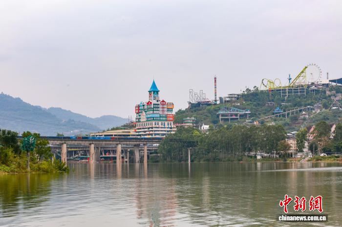 圖為沿江小鎮現平湖美景。邱政霖 攝