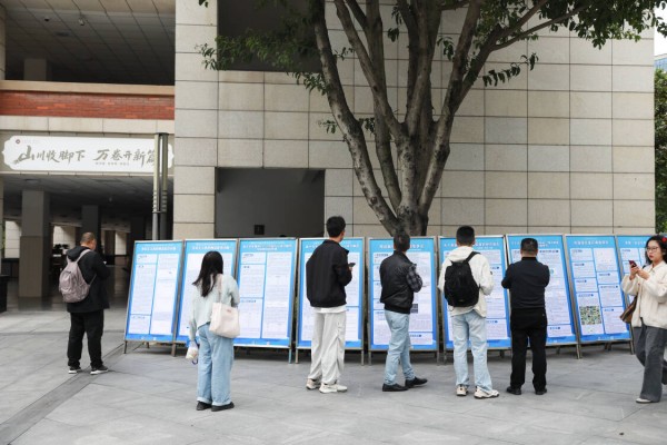 八中學子“數學建?！背晒故?。重慶八中供圖