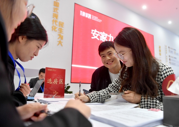 九龍坡首個配售型保障房“九龍?宸曦”開盤，市民選房中。周邦靜攝