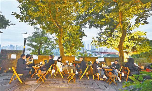 十月二十一日，渝中區戴家巷崖壁步道，游客正在喝茶聊天。首席記者 龍帆 攝\視覺重慶