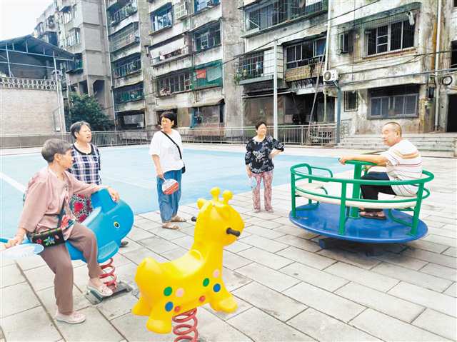 社區閑置的邊角地改建后，居民們都喜歡到這里來聊天玩耍。（受訪者供圖）