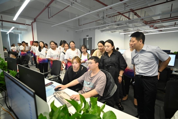 次仁央宗帶領畢業生到企業實崗體驗工作內容。主辦方供圖