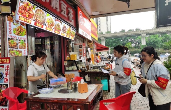 學生實地調研商戶。重慶財經學院供圖