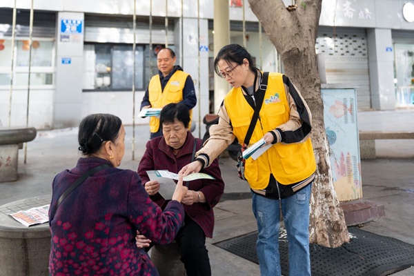 “渝電青松”志愿者向社區居民發放安全用電傳單。國網重慶永川供電公司供圖