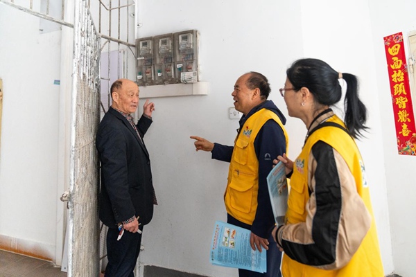 志愿者介紹家庭用電安全常識及電表知識。國網重慶永川供電公司供圖