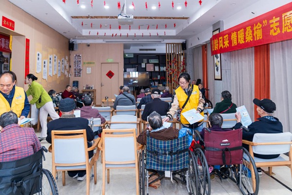 志愿者宣傳用電安全。國網重慶永川供電公司供圖