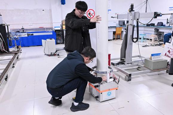 研究生們演示實驗儀器。主辦方供圖