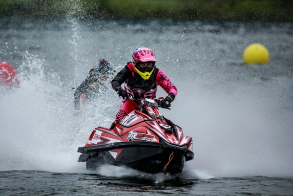 摩托艇賽上演速度與激情。主辦方供圖