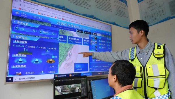 工作人員在查看智能巡檢應用。北碚區水利局供圖