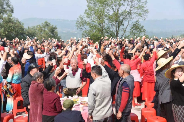 參與老人舉杯慶祝。江津區委宣傳部供圖