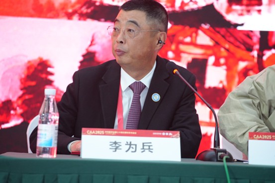 李為兵擔任主會場主持人。重慶醫科大學附屬第三醫院（方大醫院）供圖