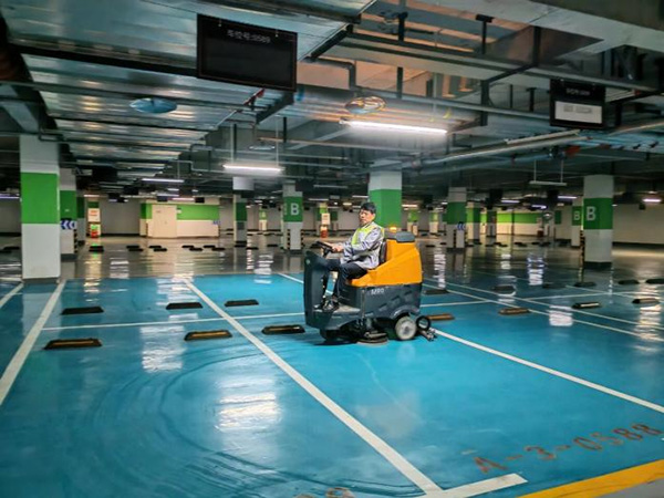 保潔人機操作場景。保利物業重慶公司供圖