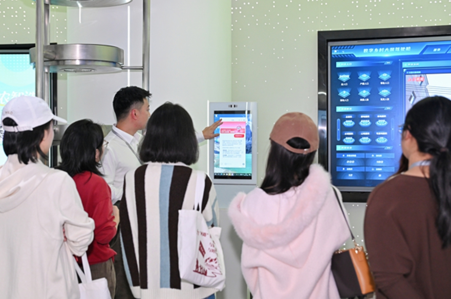 工作人員為眾人演示AI村委助手使用方法。主辦方供圖