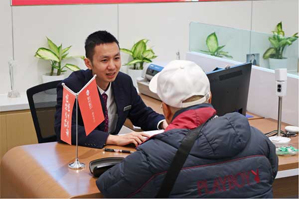為老年群體辦理業務。恒豐銀行重慶分行供圖