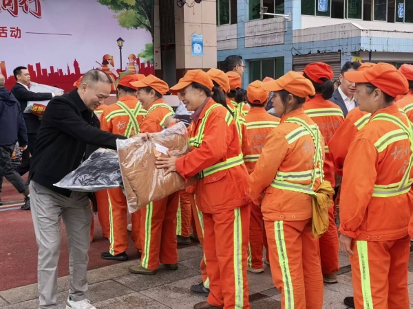 愛心企業為環衛工人送上沖鋒衣，溫暖過冬。任峰攝