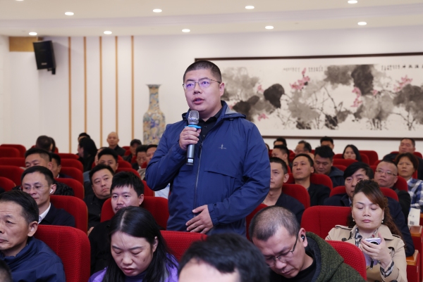 企業代表現場提問。陳俐均攝